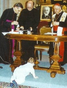 Mirakelgutten Pietro Schilirò under kardinal Tettamanzis skrivebord den 10. juni 2003